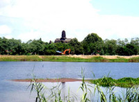 ពលរដ្ឋនៅឃុំដីឥដ្ឋបារម្ភពីការបាក់ជ្រាំងទន្លេដោយការបូមខ្សាច់ពីថៅកែបូមខ្សាច់ ២នាក់