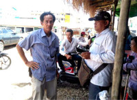 ក្រុមជនពិការដឹកសាច់មាន់ខូចគុណភាពតាមរទេះព្រួតវាយអ្នកសារព័ត៌មានសង្ស័យរឿងគំនុំ