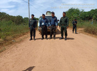 ស្ទាក់ចាប់ រថយន្ដដឹកឈើ ពីរគ្រឿង រាយការណ៍ជូន កងរាជអាវុធហត្ថ ស្រុកព្រែកប្រសព្វ