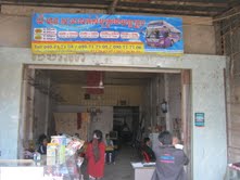 អ្នកលក់ សំបុត្ររថយន្ត ក្រុងចល័ត កំពុងតែលក់ សំបុត្រឲ្យពលករ ចំណាកស្រុក វិលពី ប្រទេសថៃ មកកម្ពុជា ក្នុង តម្លៃ ខ្ពស់