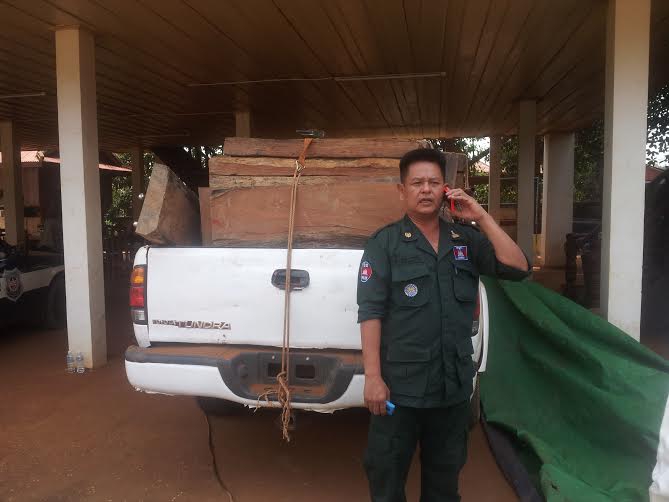 កម្លាំង​នាយកដ្ឋាន​នគរបាល ប្រឆាំង​បទល្មើស​សេដ្ឋកិច្ច មក​ពី​ក្រសួងម​ហាផ្ទៃ ចុះ​បង្ក្រាប​បាន រថយន្ត​លួច​ដឹកឈើ​ប្រណិត ខុសច្បាប់​ចំនួន​២​គ្រឿង