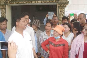 ប្រជាពលរដ្ឋជាង១០០នាក់ មានការភ្ញាក់ផ្អើល និងផ្ទុះការតវ៉ា លើការសម្រេចរបស់តុលាការ