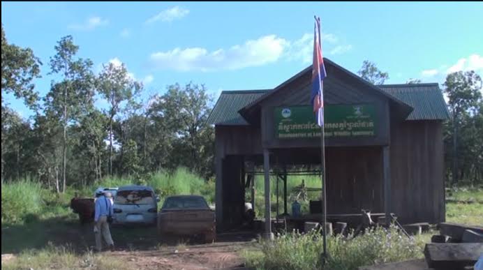 រថយន្ត ដឹកឈើប្រណិត ខុសច្បាប់ ចំនួន២គ្រឿង របស់មេឈ្មួញ ដុះស្លែម្នាក់ នៅក្រុង បានលុង ត្រូវសមត្ថកិច្ច ធ្វើការបង្ក្រាប បានទាំងយប់