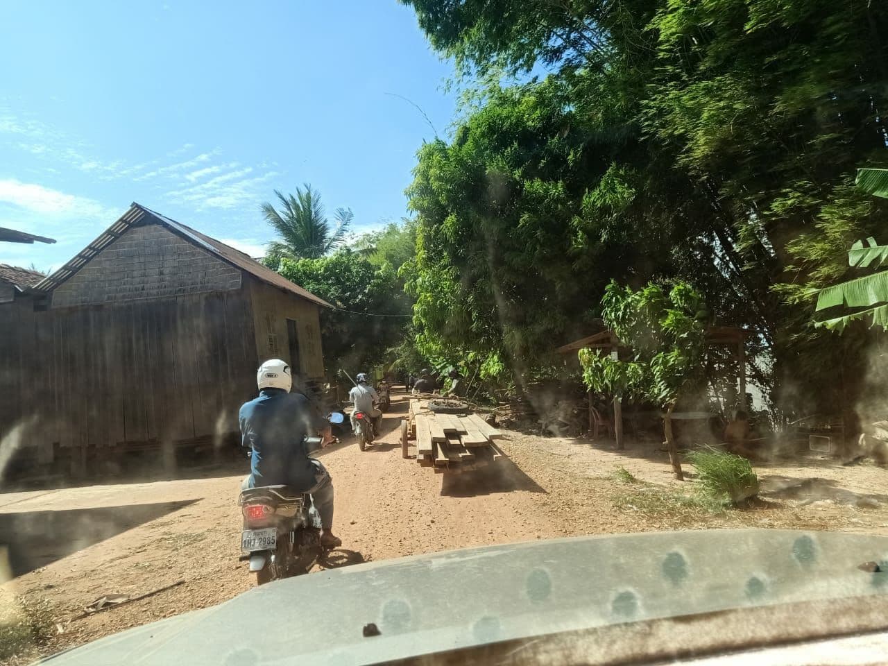 មេឈ្មួញ ដឹកឈើ ទាំងថ្ងៃទាំងយប់ ចេញពី ភូមិចម្លាក់ ស្រុកឆ្លូង