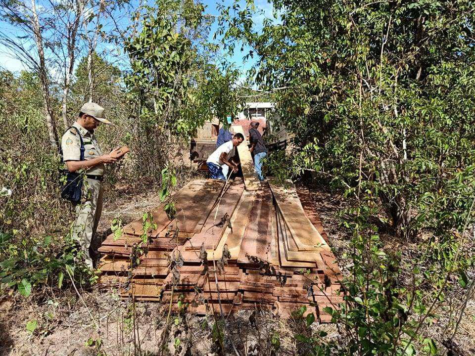ឈ្មួញឈើ ឈ្មោះសិទ្ធ និងឈ្មោះធី ទូរស័ព្ទគំរាមជេរប្រមាថ អ្នកកាសែត បន្ទាប់ពីរាយការ ឲ្យមេព្រៃចុះចាប់