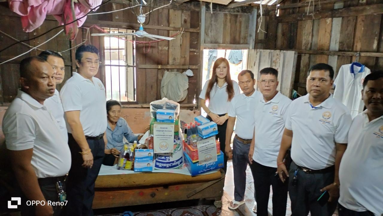 លោកយាយគង់ យ៉ាន ទទួលអំណោយ ពីឯកឧត្ដម ហ៊ុន ម៉ាណែត តាមរយៈឯកឧត្ដម តាំង សំណាង